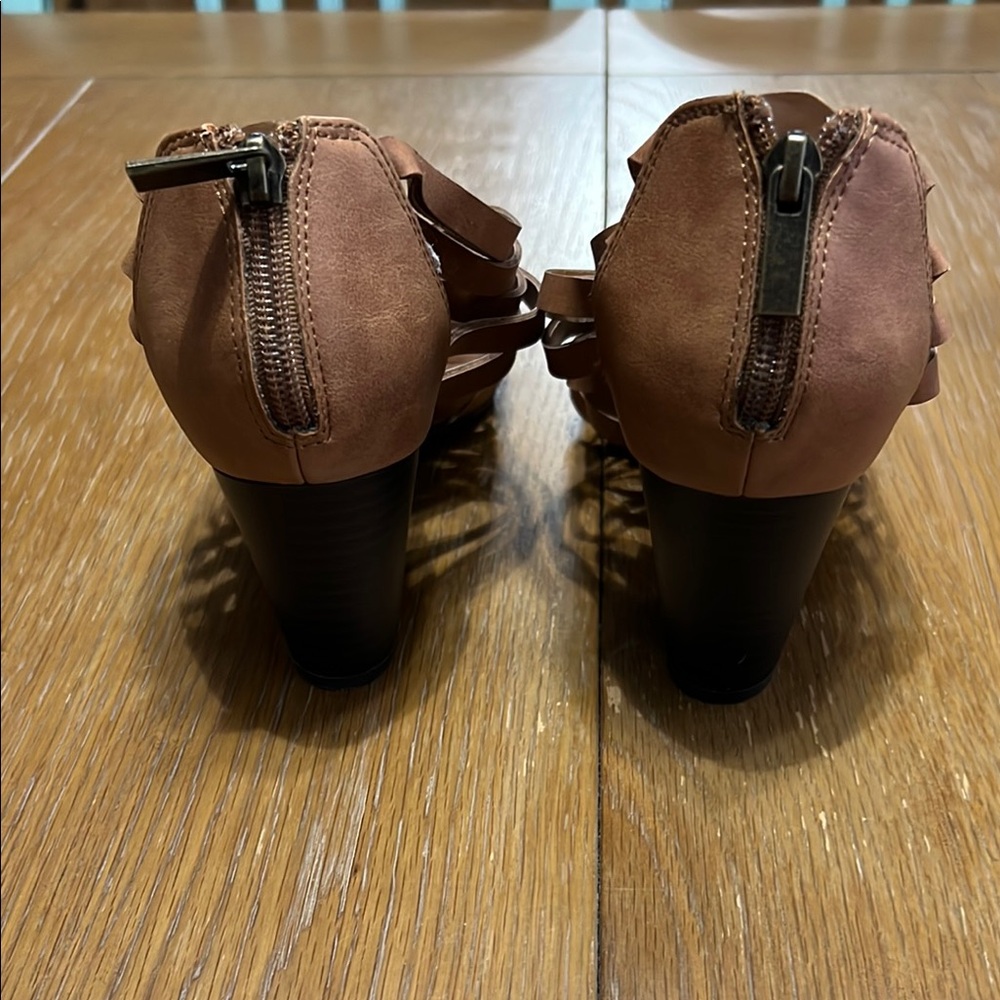 Brown leather heels - Picture 2 of 5